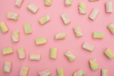Desen üzerinde pastel flatlay çok renkli lokum gibiydi