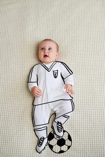 Niedliches Babymädchen als Fußballerin skizziert — Stockfoto