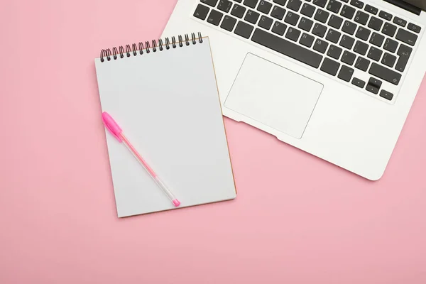 Luogo di lavoro con jotter e laptop — Foto Stock