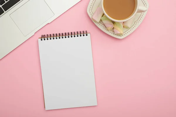 Kantoor spullen op tafel, werkplek met koffie en snoep — Stockfoto