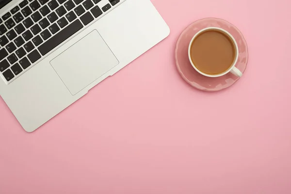 Werkplek flatlay met laptop en koffie kopje — Stockfoto