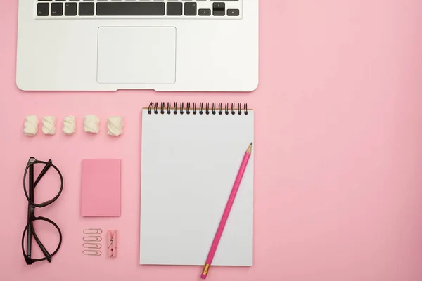 Organiserade brevpapper objekt i rosa nyanser — Stockfoto