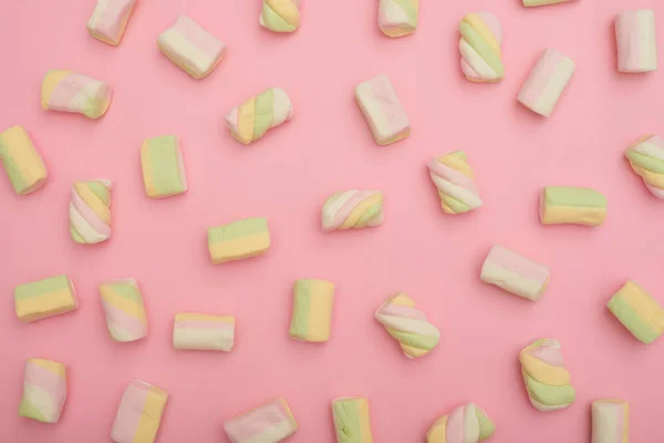 Modello di marshmallow multicolore su lastra piatta pastello — Foto Stock