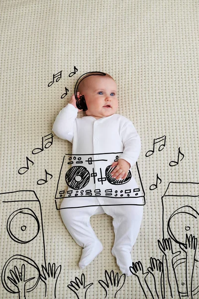 Roztomilá holčička Dj sluchátka hrát hudbu na směšovač Royalty Free Stock Obrázky