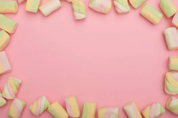 Rám vyrobený z marshmallows na růžové flatlay Royalty Free Stock Obrázky