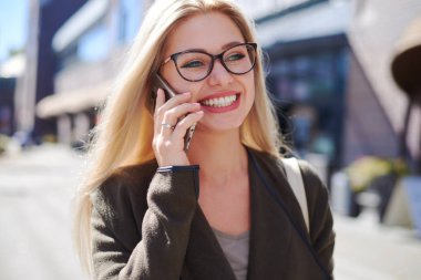 Mutlu kadın şehirde cep telefonunda söz