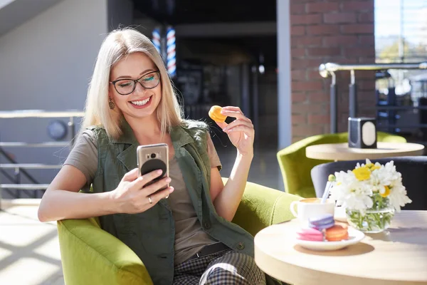 Schöne Frau benutzt Handy im Café — Stockfoto
