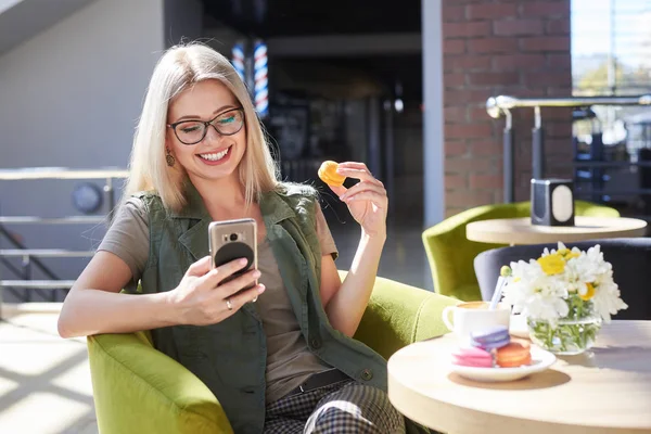 Hermosa mujer usando el teléfono móvil en la cafetería — Foto de Stock