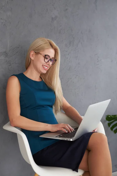 Zakenvrouw Werken op Laptop — Stockfoto