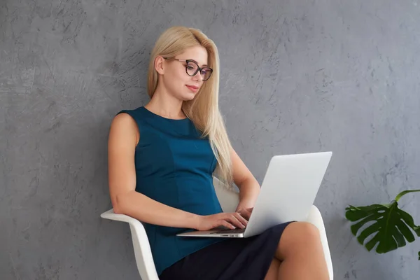 Zakenvrouw Werken op Laptop — Stockfoto