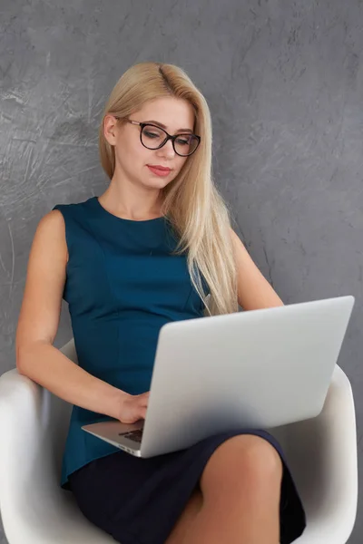 Zakenvrouw Werken op Laptop — Stockfoto