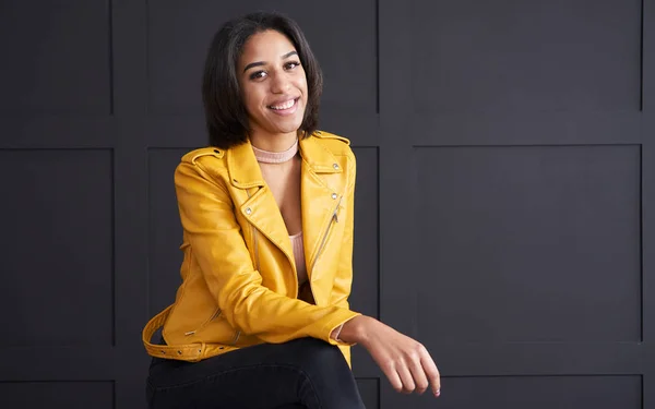 Adolescente souriante en veste en cuir jaune — Photo