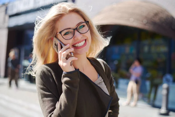 Mutlu kadın şehirde cep telefonunda söz Telifsiz Stok Fotoğraflar