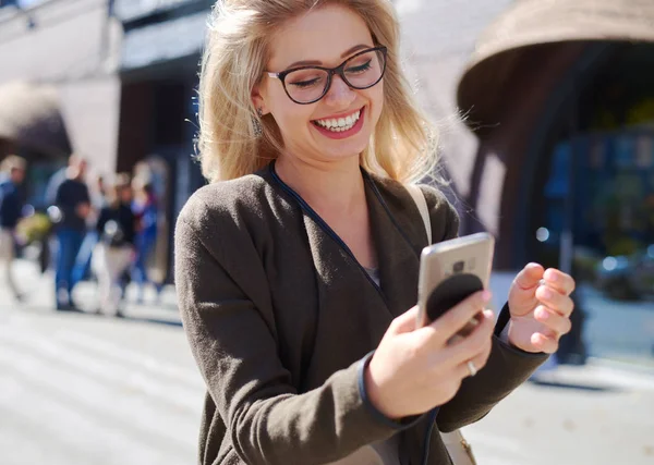 街で携帯電話を使用して幸せな女 ストック画像