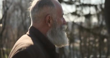 Parkta yürüyen mutlu adam.