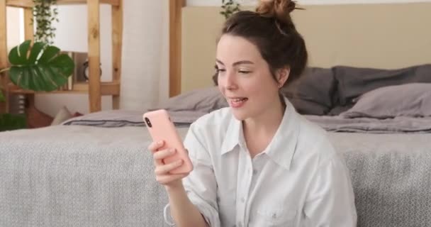 Vrouw met mobiele telefoon en zangliedje thuis — Stockvideo