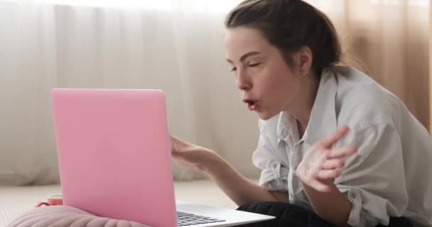 Vrouw video chatten met behulp van laptop thuis — Stockvideo