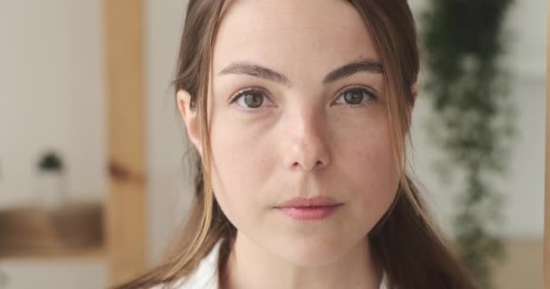 Portret van een mooie vrouw — Stockvideo