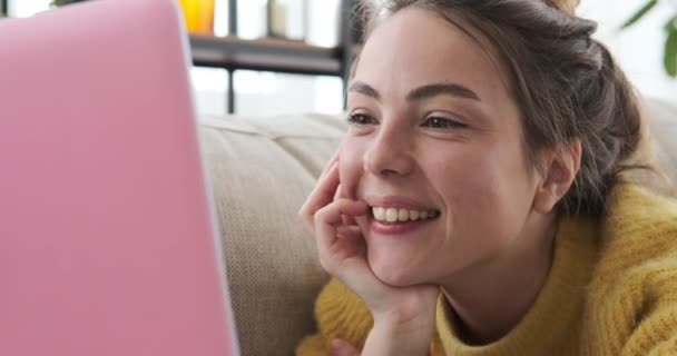 Mulher celebrando o sucesso online em casa — Vídeo de Stock