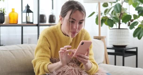 Mujer usando teléfono móvil en casa — Vídeos de Stock