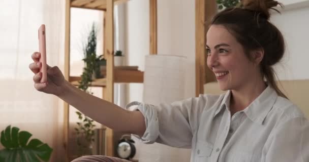 Mujer usando teléfono móvil para videollamada — Vídeos de Stock