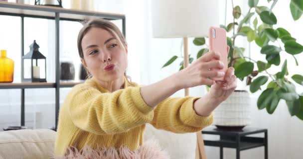 Nő csinál szelfi és fénykép üzenetküldés hangüzenettel mobiltelefonon — Stock videók