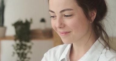 Evdeki kadın Düşüncelere dalmış