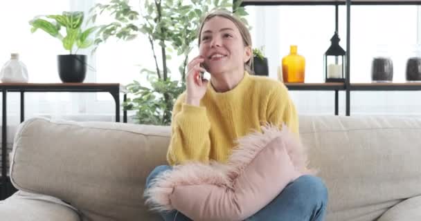 Nadšený žena mluví na mobilním telefonu — Stock video