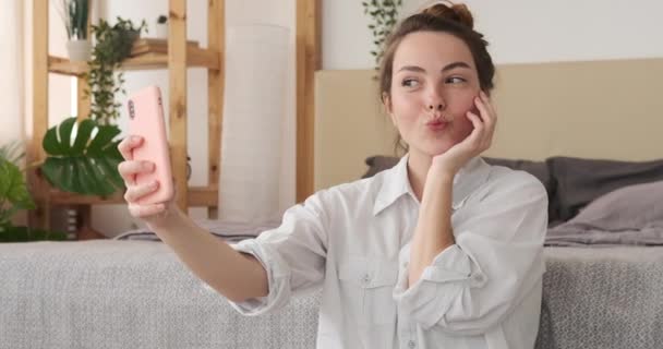 Mujer tomando selfie usando teléfono móvil en casa — Vídeos de Stock