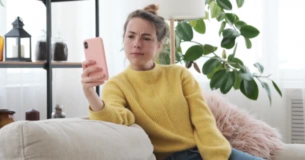 Mujer usando teléfono móvil para videollamada — Vídeos de Stock