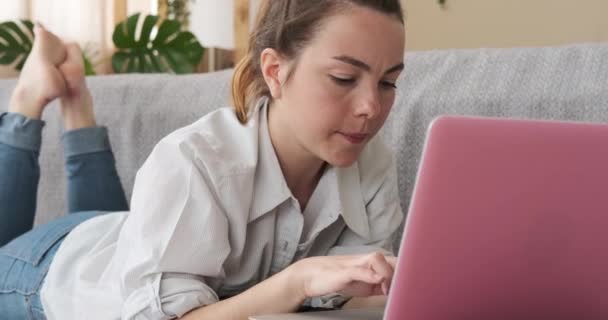 Γυναίκα που χρησιμοποιεί φορητό υπολογιστή στο σπίτι — Αρχείο Βίντεο