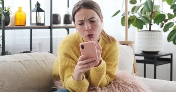 Женщина расстроена чтением сообщения на мобильном телефоне — стоковое видео