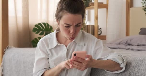 Evde cep telefonu kullanan bir kadın — Stok video