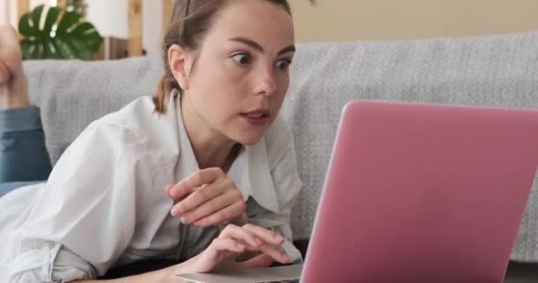 Женщина исправляет свою ошибку, используя ноутбук дома — стоковое видео