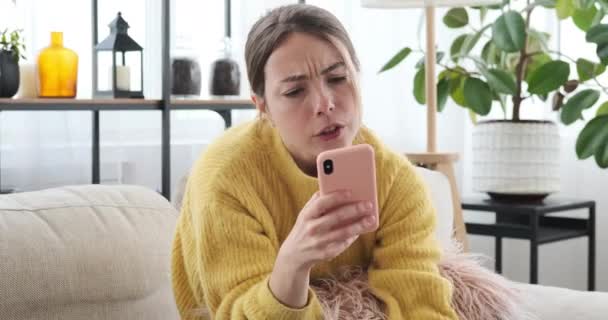 Женщина делает селфи и отправляет фото сообщения на мобильный телефон — стоковое видео