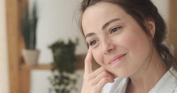 Gelukkige vrouw denken en plannen — Stockvideo