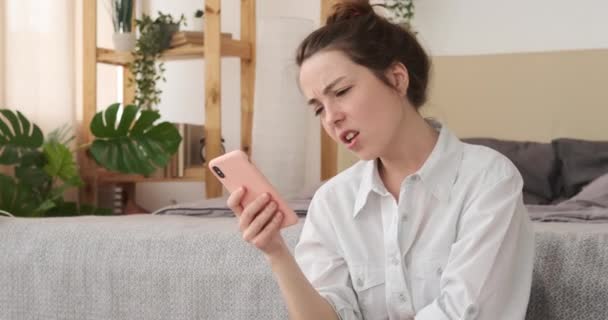 打呵欠和使用手机的妇女 — 图库视频影像
