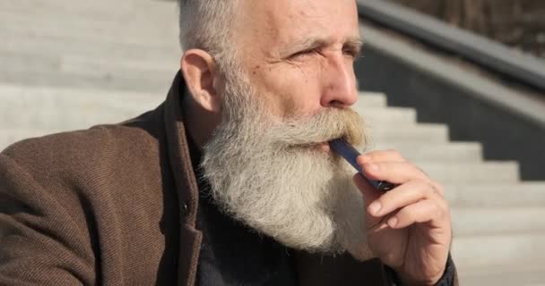 Homem idoso fumando e cigarro — Vídeo de Stock