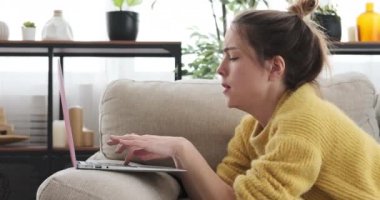 Dizüstü bilgisayardan kötü haber alan bir kadın kırılmış.