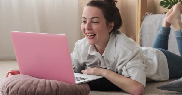 Γυναίκα συνομιλία βίντεο χρησιμοποιώντας φορητό υπολογιστή στο σπίτι — Αρχείο Βίντεο