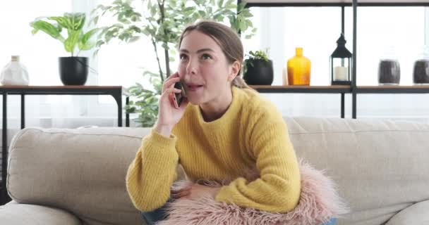 Izgatott nő beszél mobilon. — Stock videók