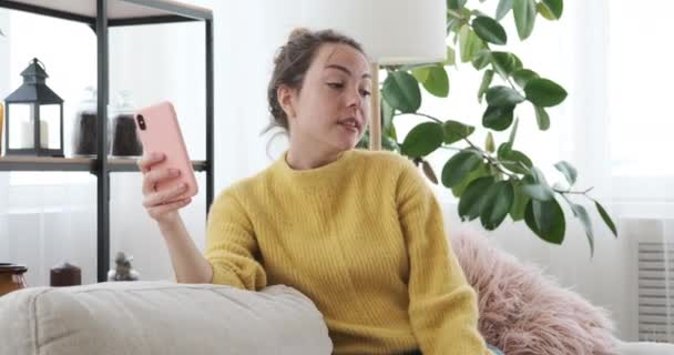 Woman using mobile phone for video call — Stock Video