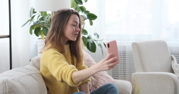 Mujer tomando selfie y foto mensajería en el teléfono móvil — Vídeos de Stock