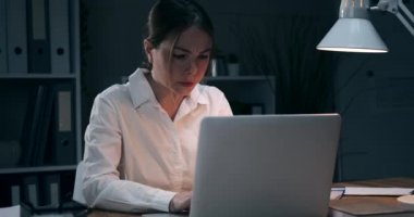 İş kadını laptoptan kötü haberler alıyor