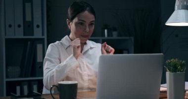 İş kadını gece ofisinde online başarıyı kutluyor
