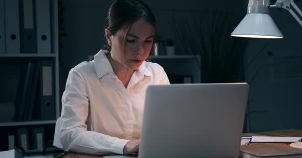 Femme d'affaires recevant de mauvaises nouvelles sur ordinateur portable — Video