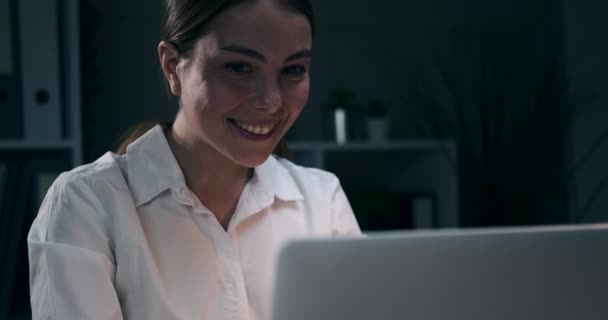 Femme d'affaires travaillant sur ordinateur portable au bureau de nuit — Video