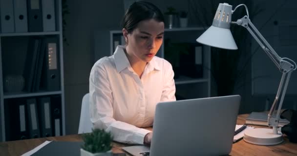 Businesswoman working late night at office — Stock Video