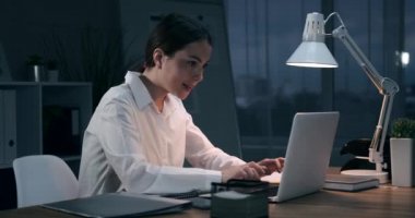 İş kadını gece ofisinde online başarıyı kutluyor
