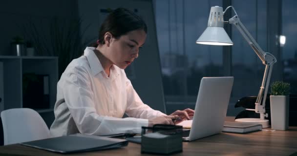 Zakenvrouw werkt 's nachts op kantoor — Stockvideo